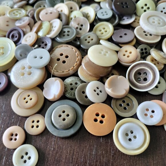 Vintage To Modern Button Lot Brown Tan Beige Plastic Celluloid Bakelite Round - Picture 5 of 7